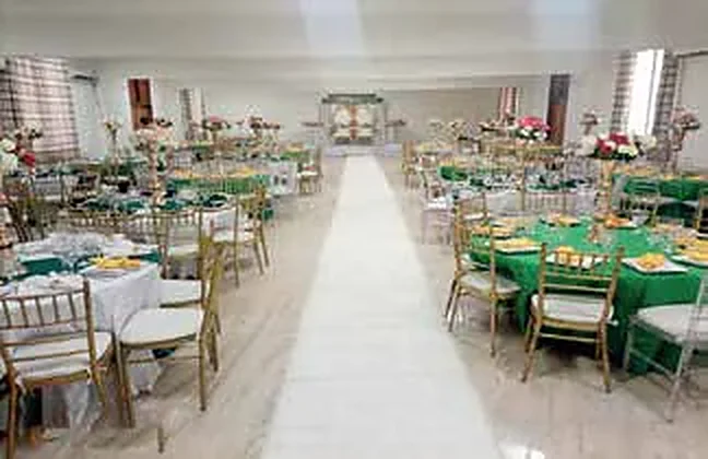 La salle de fête dressée pour un événement